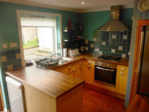 Arivonie Lochside Cottage