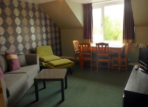Arivonie Lochside Cottage