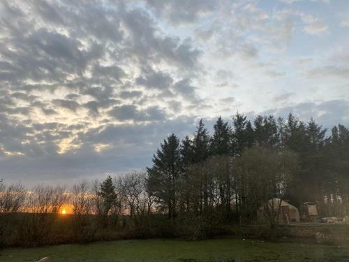 Apartamento Yurt With Log Burner & Pizza Oven By The Pond