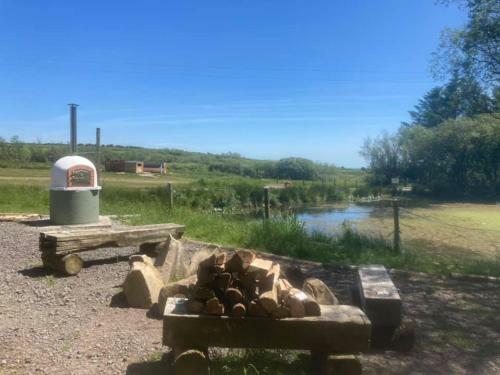 Apartamento Yurt With Log Burner & Pizza Oven By The Pond