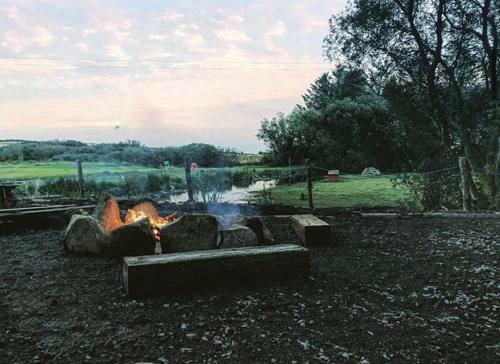 Apartamento Yurt With Log Burner & Pizza Oven By The Pond