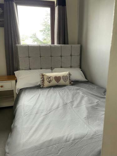 Two Bedroom Apartment- Private Parking-tenby