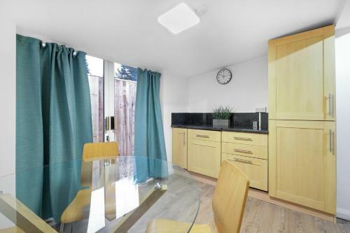 Apartamento Pinewood Studios Bright 4 Bed 2 Bath House Near Slough