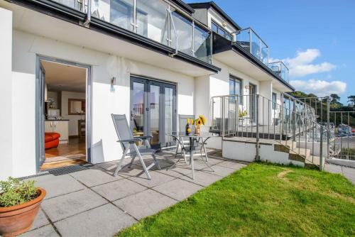 Amazing Sea Views From This Modern 1 Bedroom Apartment