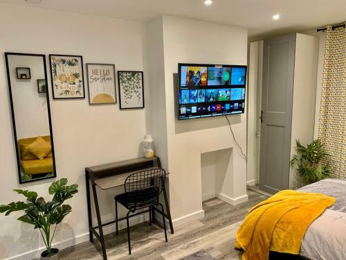 Beautiful Studio Apartment In A House With Parking