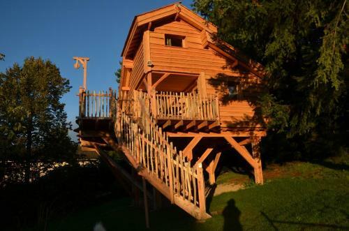 Cabane Perch�e De L'or�e Des Bornes