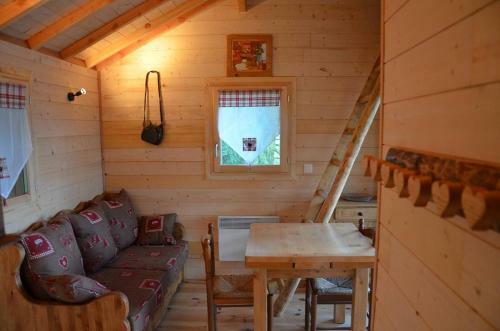 Cabane Perch�e De L'or�e Des Bornes