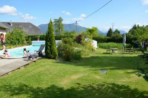 Cabane Perch�e De L'or�e Des Bornes
