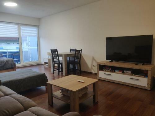 Apartamento Bright Maisonette Apt, 2 Baths, 2 Balcony, 200mbit, Dishwasher, Washdryer, Full Kitchen
