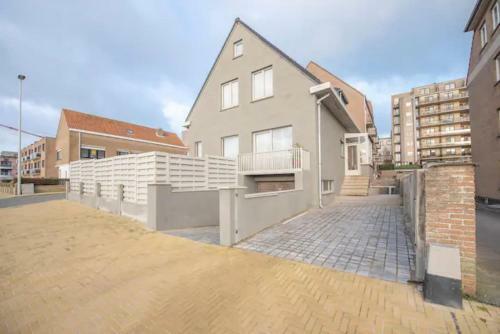 Spacious Villa Near The Beach