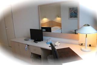 Hotel Avion(.)