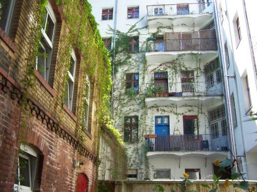Quiet Courtyard Apartment (kb6)