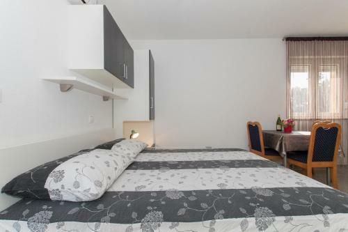 Studio Apartments Zloic In Krvavica