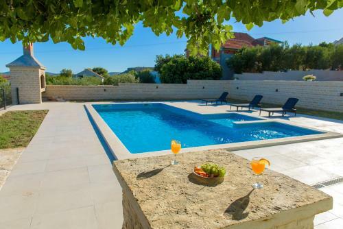 Poolincluded - Holiday Home Maslina