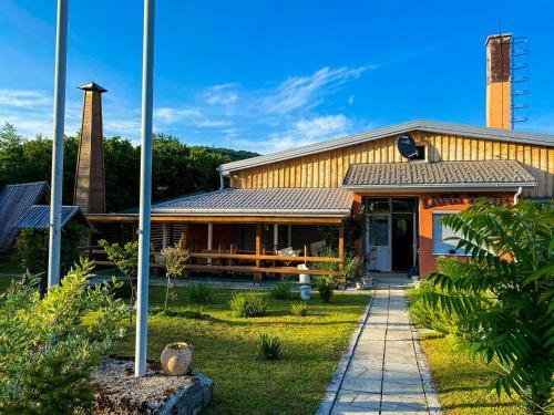Hostel & Glamping Lana Haus