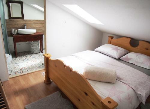 Apartment Ernestova Hi?a