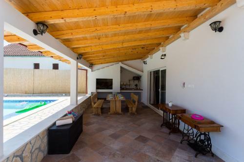 Villa Dida Dinko - Peaceful Getaway W/ Pool & Bbq
