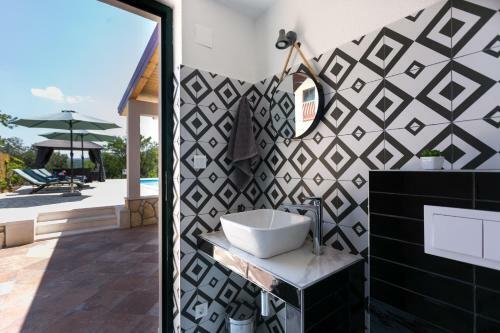 Villa Dida Dinko - Peaceful Getaway W/ Pool & Bbq