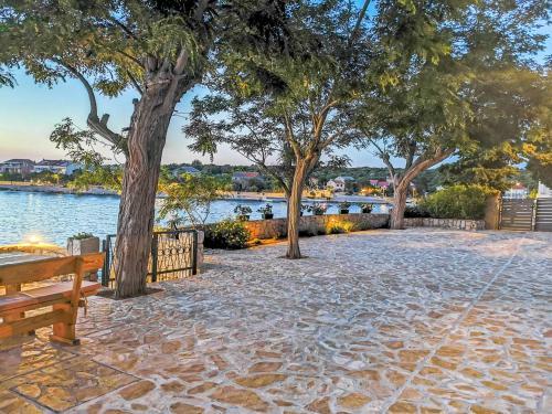 Holiday House "figurica" Lun