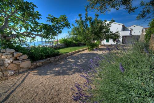 Holiday House "figurica" Lun