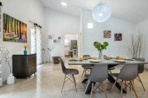 Luxury Villa Cherry In Natural Park