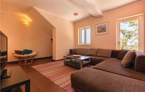 Beautiful Home In Liznjan With 4 Bedrooms