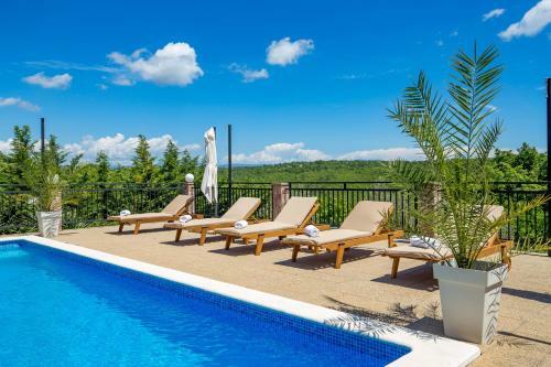 Villa Maumarin - Holiday Retreat With Panoramic View