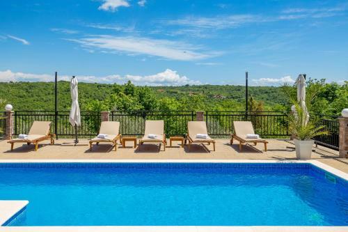Villa Maumarin - Holiday Retreat With Panoramic View
