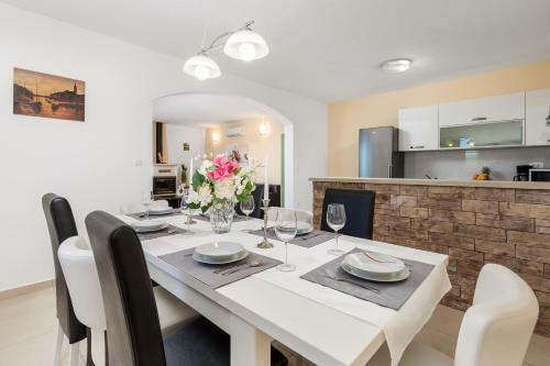 Villa Maumarin - Holiday Retreat With Panoramic View