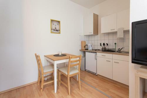 Full House Studios - Little Sun Apartment