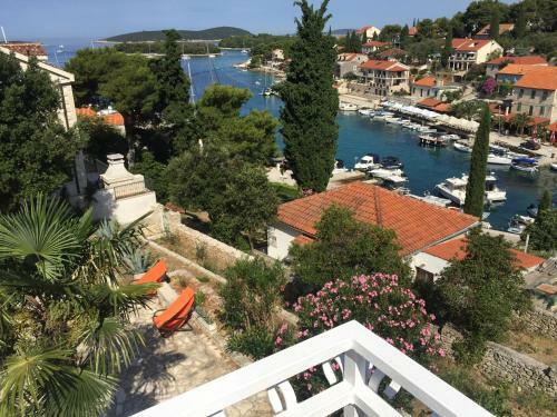Apartment In Maslinica 70m From The Sea