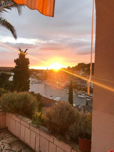 Apartment In Maslinica 70m From The Sea