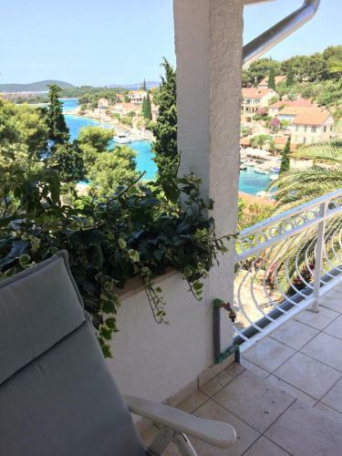 Apartment In Maslinica 70m From The Sea
