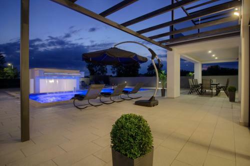 New Luxury Villa With Heated Pool