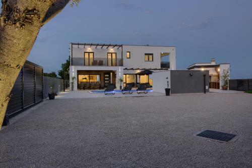 New Luxury Villa With Heated Pool
