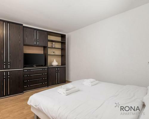 Rona Apartment More