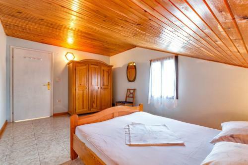 Hostal Apartments Nona, Mihola??ica
