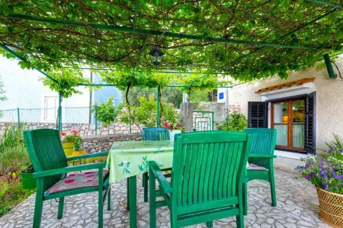 Hostal Apartments Nona, Mihola??ica