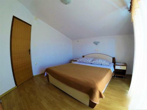 Hostal Apartments And Rooms With Parking Space Lopar, Rab - 19238