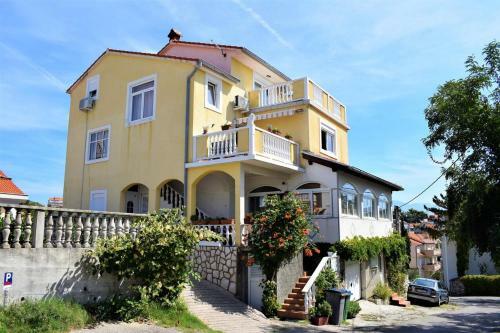 Hostal Apartments And Rooms With Parking Space Lopar, Rab - 19238