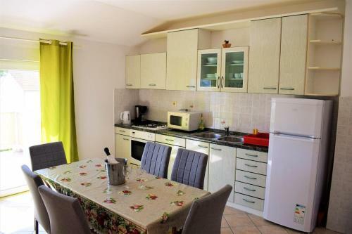 Hostal Apartments And Rooms With Parking Space Lopar, Rab - 19238
