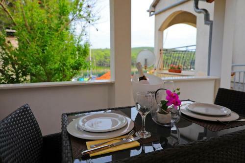 Apartments By The Sea Molat - 18433