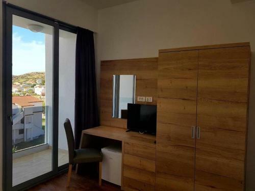 Hostal Rooms With A Swimming Pool Metajna, Pag - 15142