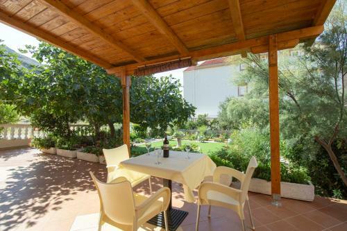 Family-friendly Apartment On The Beach With Sea View