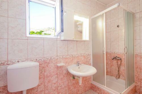Family-friendly Apartment On The Beach With Sea View