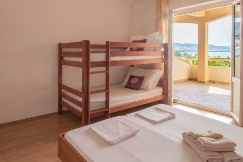 Family-friendly Apartment On The Beach With Sea View
