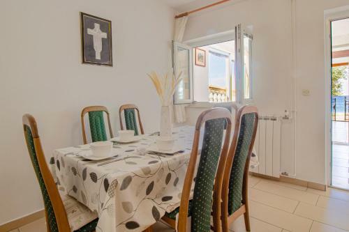 Family-friendly Apartment On The Beach With Sea View
