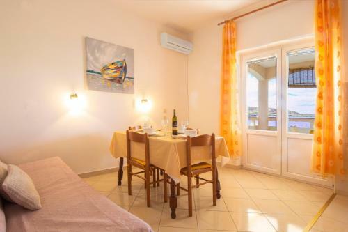 Family-friendly Apartment On The Beach With Sea View