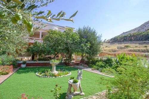 Family-friendly Apartment On The Beach With Sea View