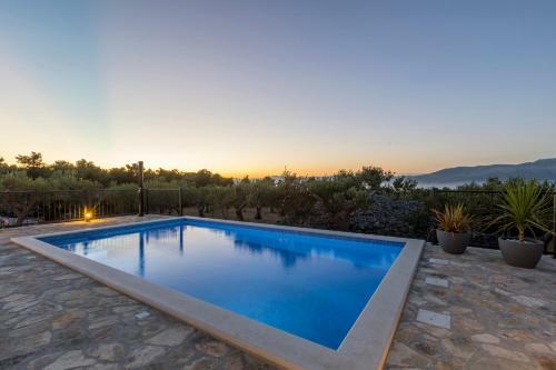 Island Getaway - Heritage House